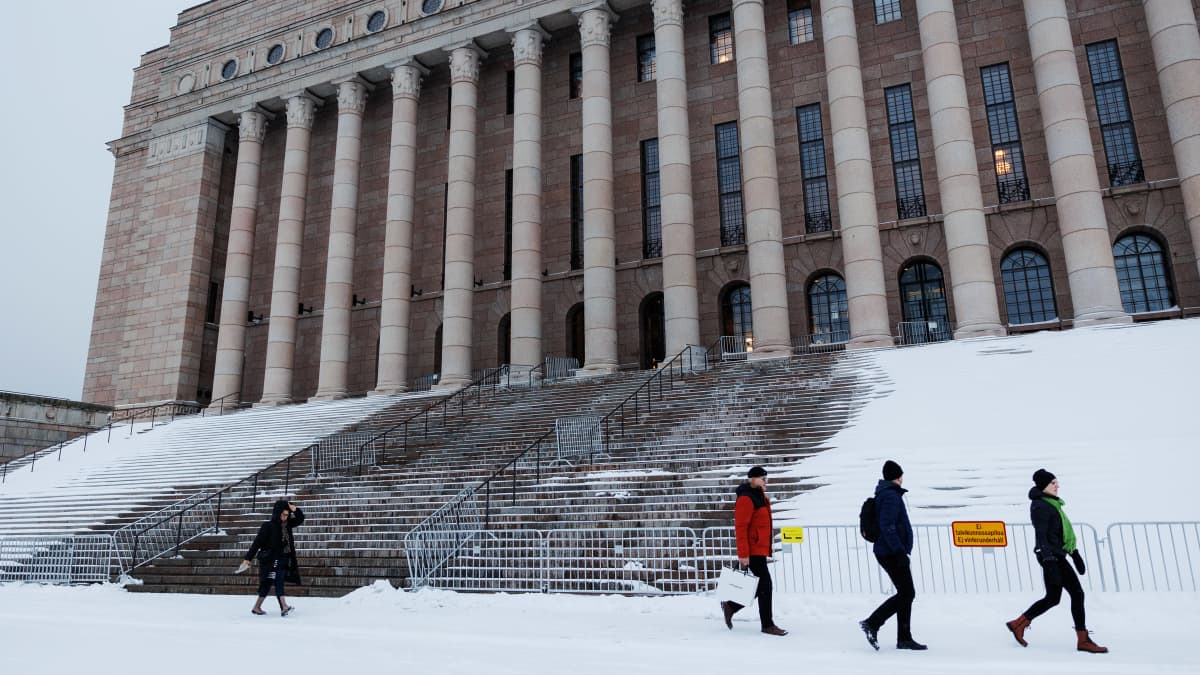 Eduskuntatalon portaat olivat suurilta osin lumen peitossa.