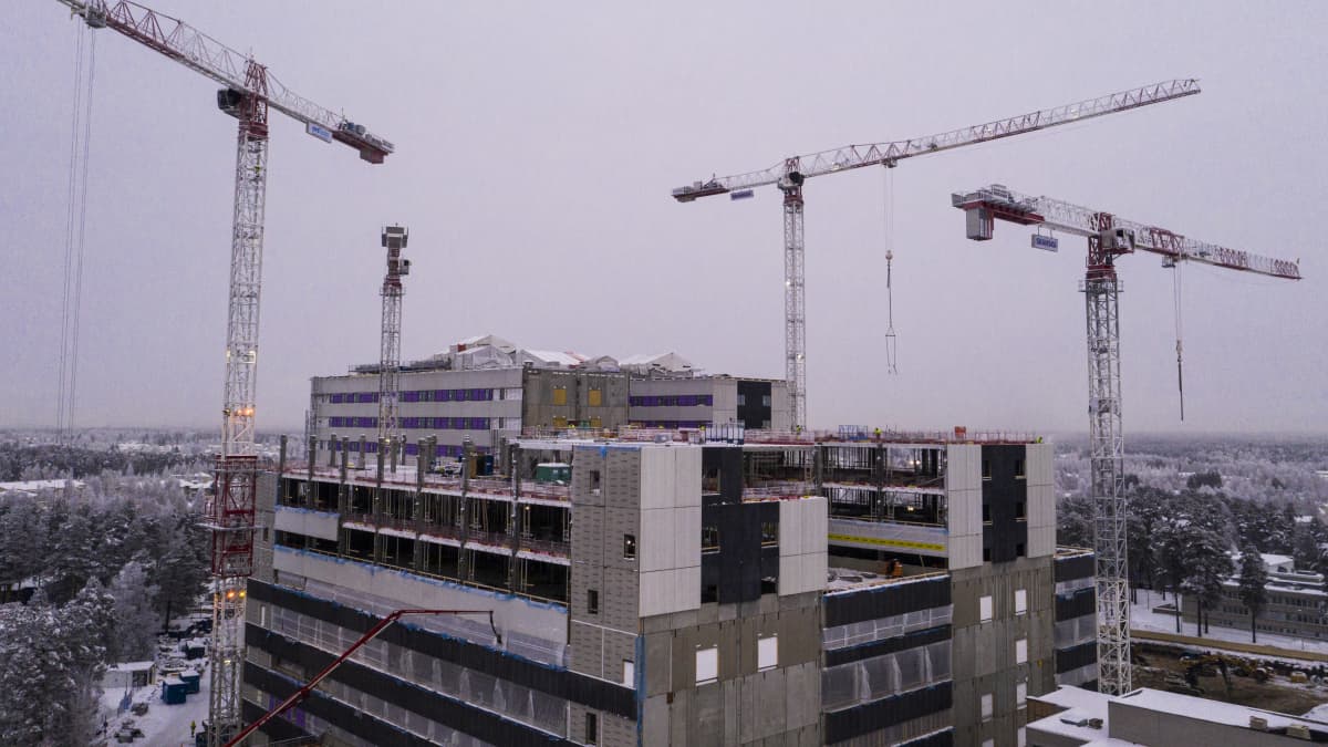 Oulun uuden yliopistollisen sairaalan rakenteita joudutaan suojaamaan talvella 
