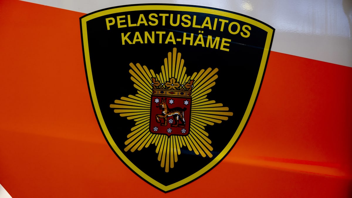 Kanta-Hämeen pelastuslaitoksen merkki paloauton ovessa.