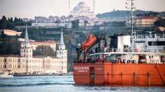 Öljytankki vedessä Bosborinsalmella, taustalla näkyy Istanbul.
