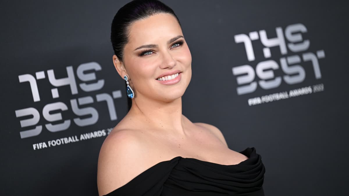 Adriana Lima poseeraa.