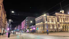 Tampereen Hämeenkatu värikkäässä yövalaistuksessa. Etualalla Raatihuone.