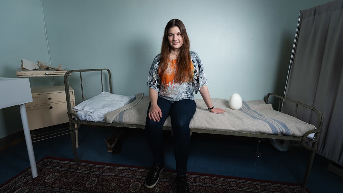 Hanna Bergholm istuu lapinlahden sairalassa Aleksis Kiven vanhalla rautasängyllä vieressään iso muna.