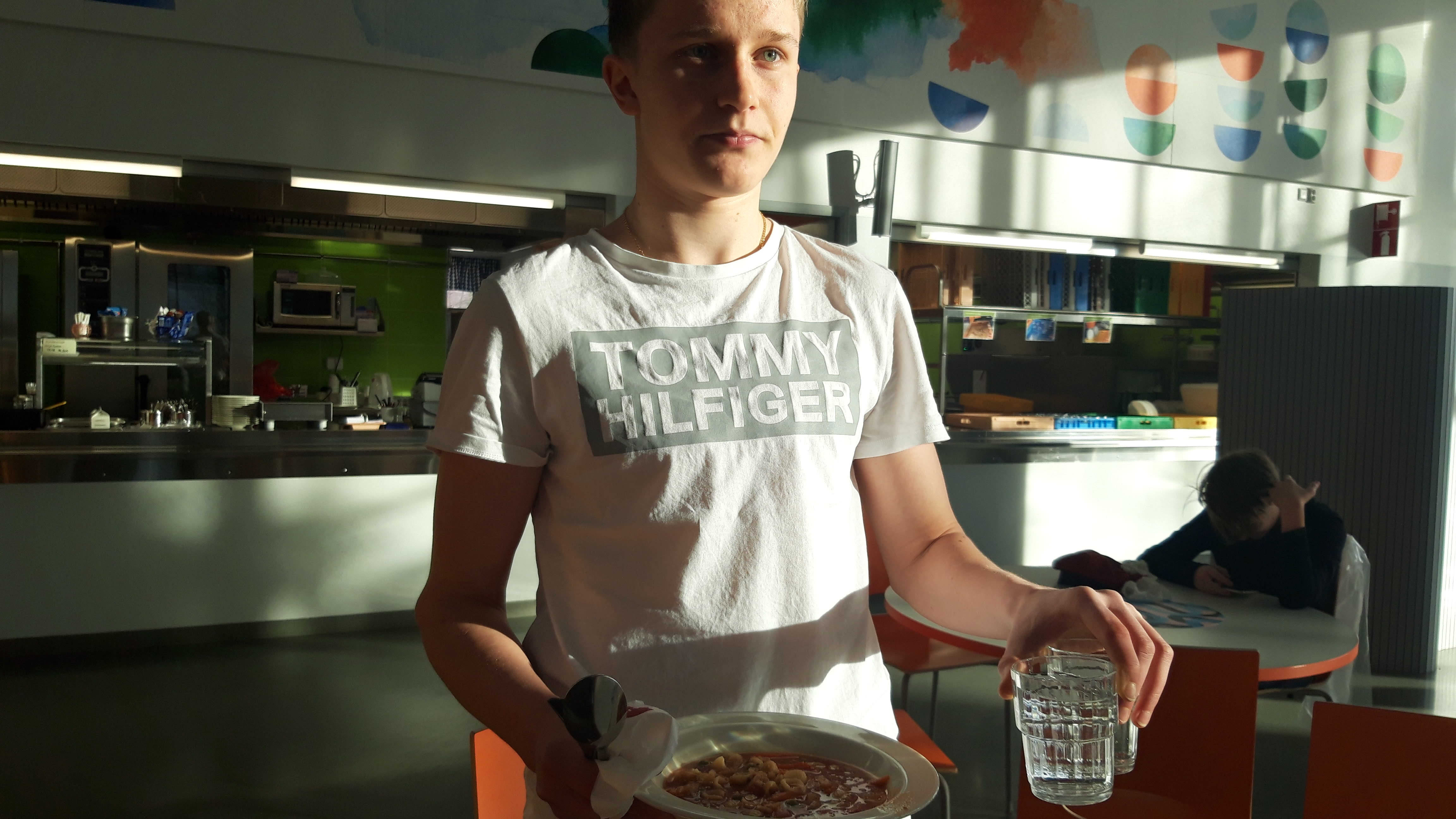 Jasper Nupponen kantaa keittolautasta. Hatsalan koulussa ruokaillaan ilman tarjotinta.