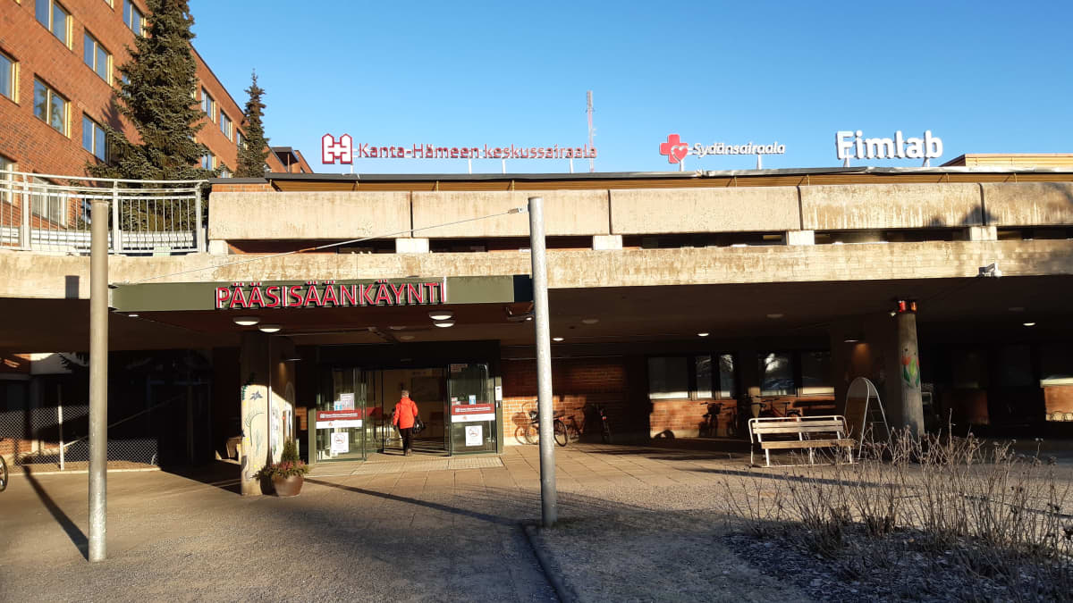 Sairaalan pääsisäänkäynti ihminen menossa sisään.