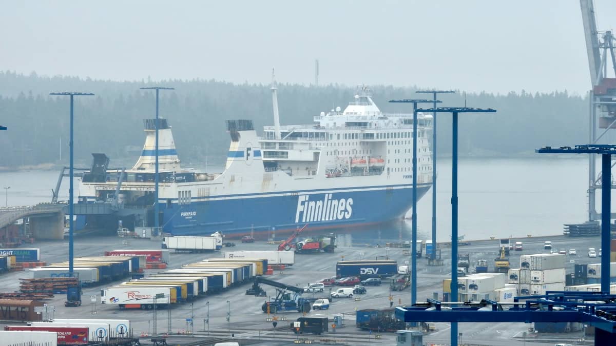 Finnlinesin autolautta Helsingin satamassa Vuosaaressa.