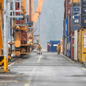 Tyhjiä merikontteja Helsingin satamassa Vuosaaressa.