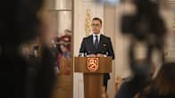 Alexander Stubb puhujanpöntössä. Pöntön etuseinässä on Suomen vaakuna.