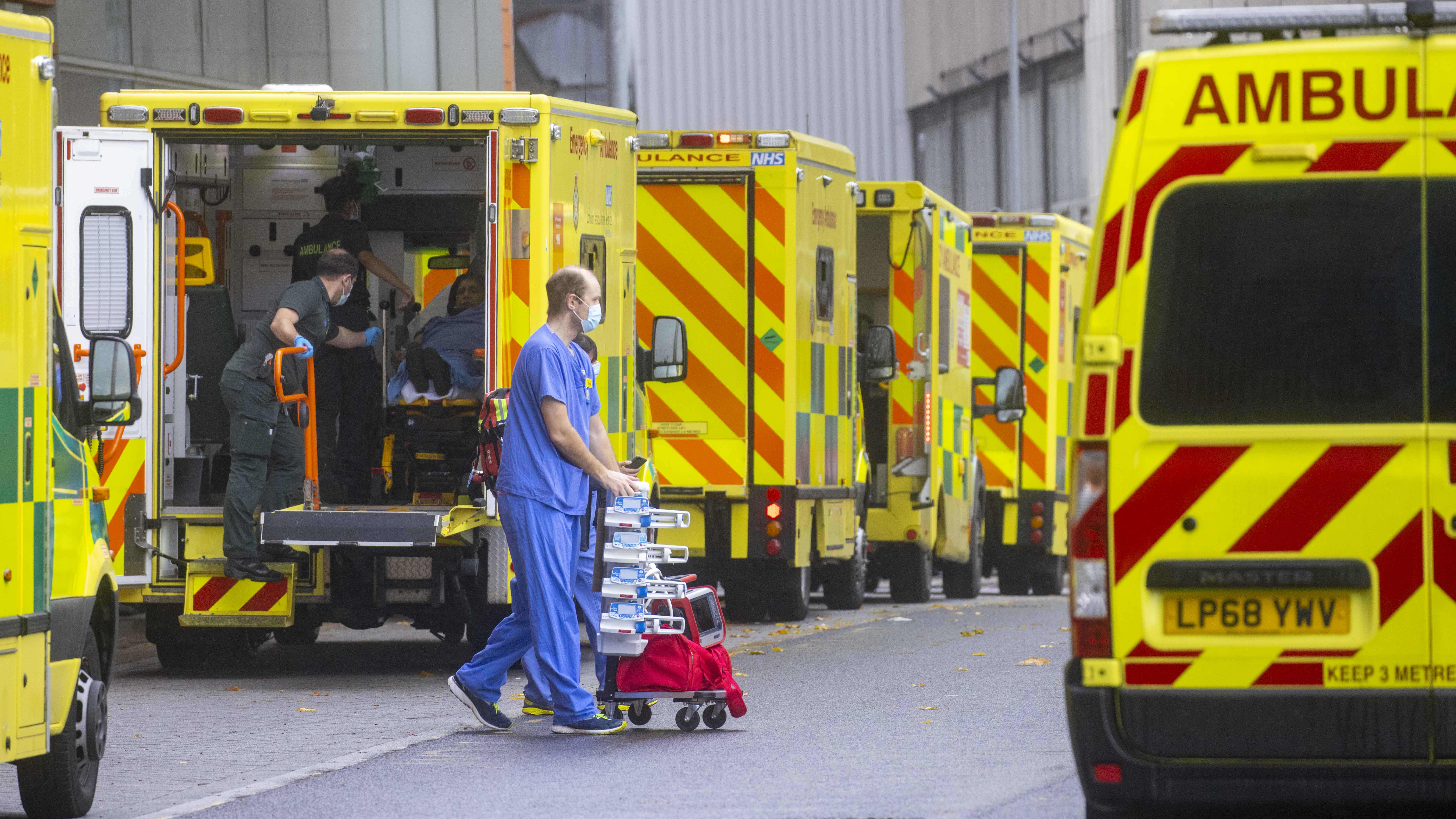 Ambulansseja jonossa sairaala-alueella Lontoossa.