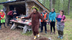 Maailmanmestari Ani Lankila ja muut kisaajat näyttävät, kuinka luovasti puita  halataan kilpaa