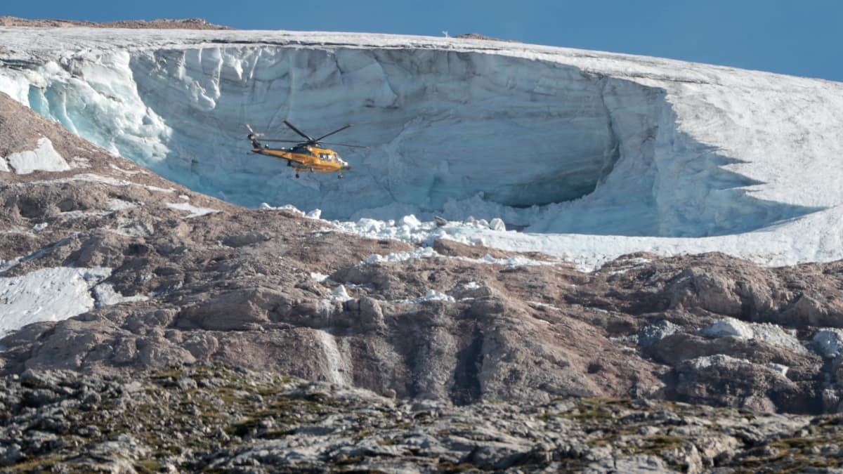 Pelastushelikopteri etsi eloonjääneitä Marmolada-vuoren ympäristöstä maanantaina 4. heinäkuuta.