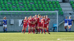 FC Sportin pelaajat onnittelevat toisiaan kätellen ja halaillen ottelussa