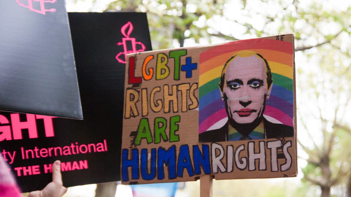 Mielenosoituskylttejä, joissa tuetaan seksuaalivähemmistöjen oikeuksia.