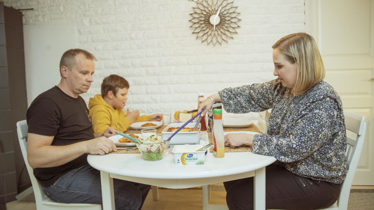 Laura Viiliäinen syö perheensä kanssa.