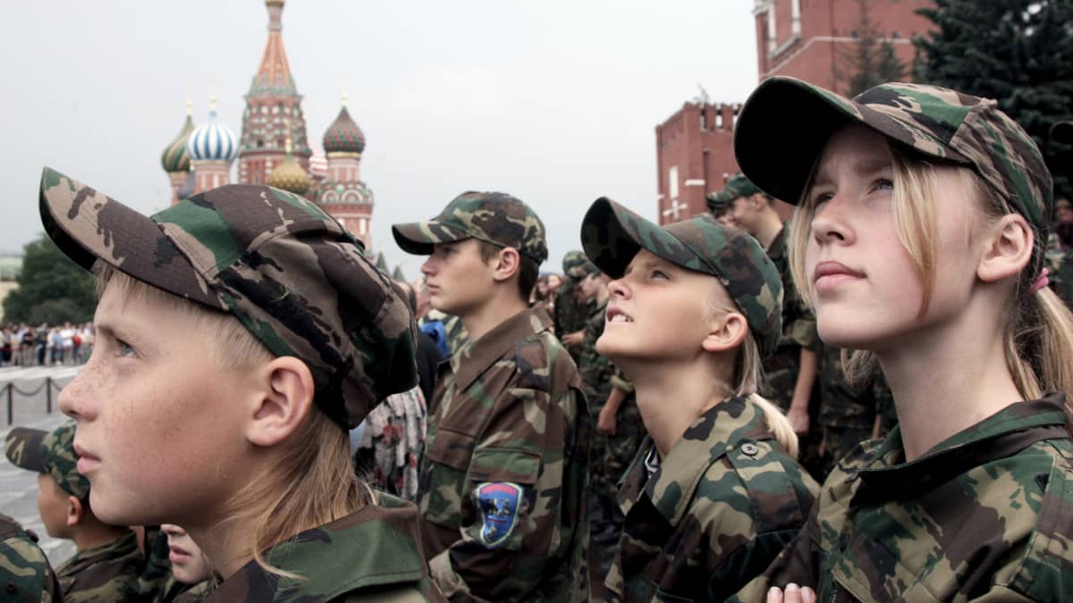 Venäläisnuoria osallistumassa sotillalliseen leirikouluun Moskovassa.