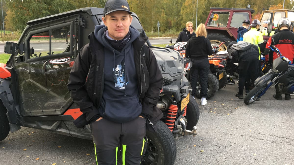 mies nojaa mönkijään