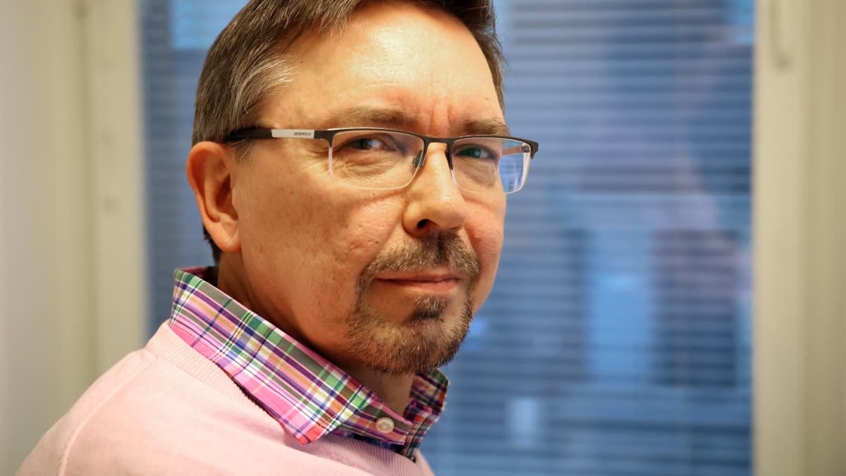 Isännöintitoimisto Talopro Oy:n isännöitsijä Teemu Paakkanen katsoo viistosti kameraan.