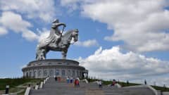 Mongolian valtakunnan perustajan Tšingis-kaanin kunniaksi rakennettu 30-metrinen patsas valmistui vuonna 2008. Se sijaitsee noin 54 kilometriä itään Mongolian pääkaupungista Ulaanbaatarista. 