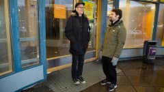 Elmy ry:n johtaja Tapio Hopponen ja aktiivi Tuomas Finne seisovat iloisina kauppakeskus Puhkoksessa toimintansa lopettaneen Alepan ovien edessä. Takana sisällä liiketilassa on pimeää. Ovessa on jäljellä postin automaatista kertova tarra.