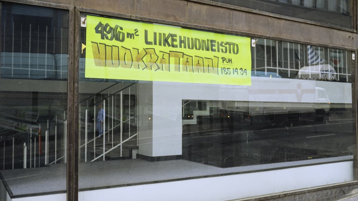 "Liikehuoneisto vuokrataan" -kyltti lopetetun liikkeen ikkunassa vuonna 1992.