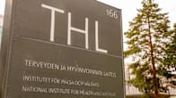 THL-rakennuksen sisäänkäyntikilpi.