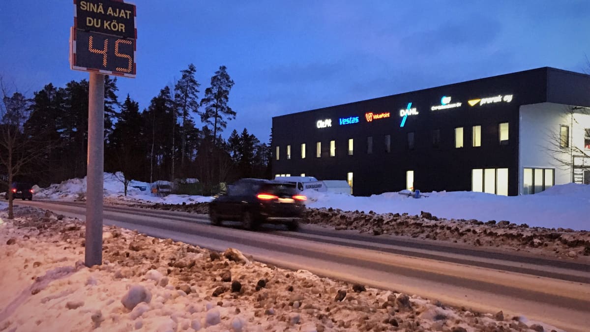 Nopeusnäyttö tienreunassa Vaasassa. Auto ajaa ohitse.