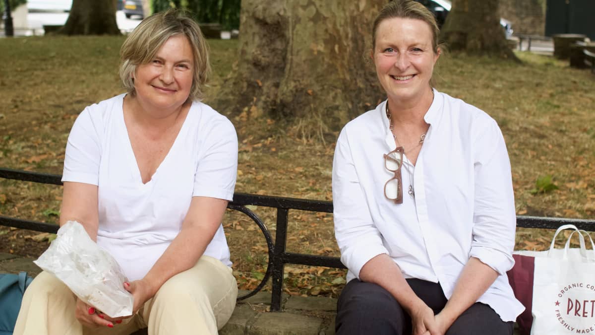 Sarah Hare ja Rowena Bolton istuvat puistonpenkillä Lontoossa.