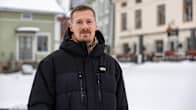 NIklas Rapo i en gammal snöig stad med gamla hus i bakgrunden.