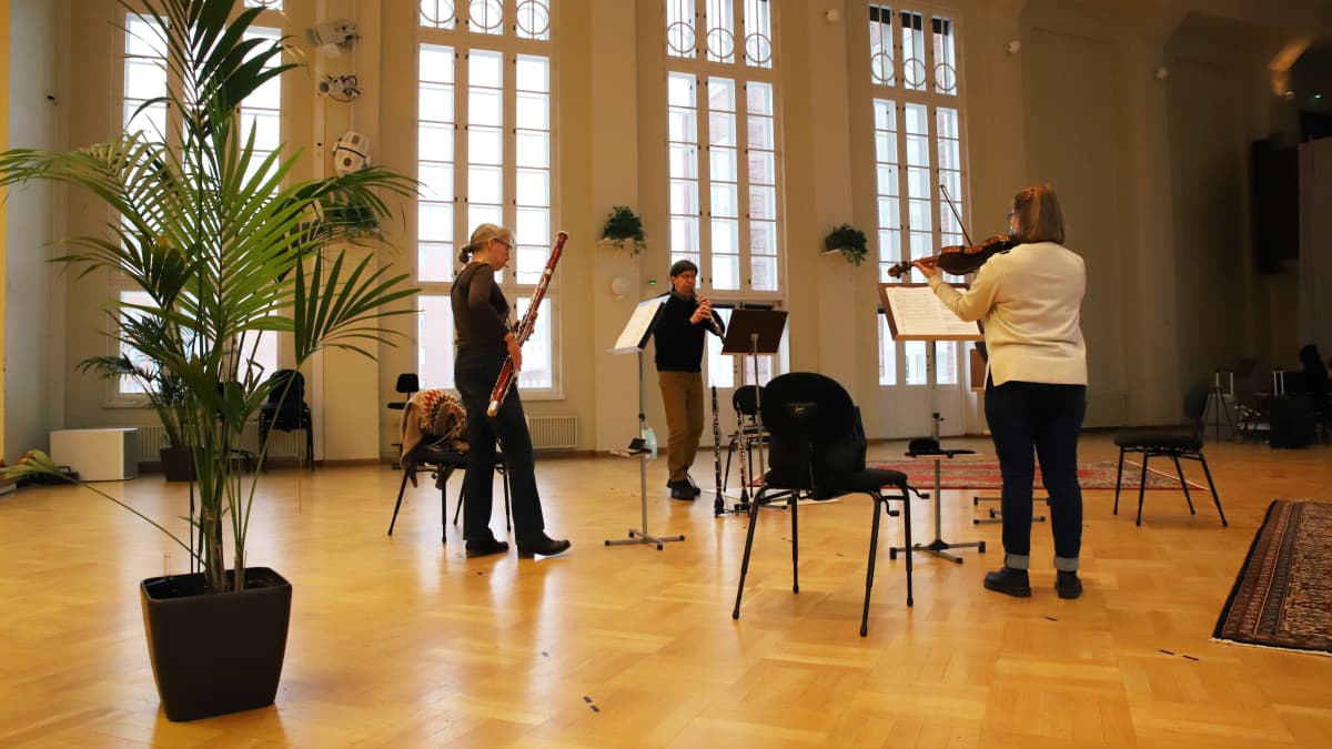 Kymi Sinfoniettan Maija Andersen, Karita Siljander ja Timo Karjalainen orkesterivierailun harjoituksissa Kotkan Konserttitalolla.
