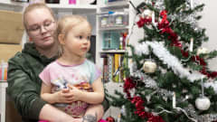 Laura Leinonen ja hänen tyttärensä Aurora kotonaan joulunodotustunnelmissa