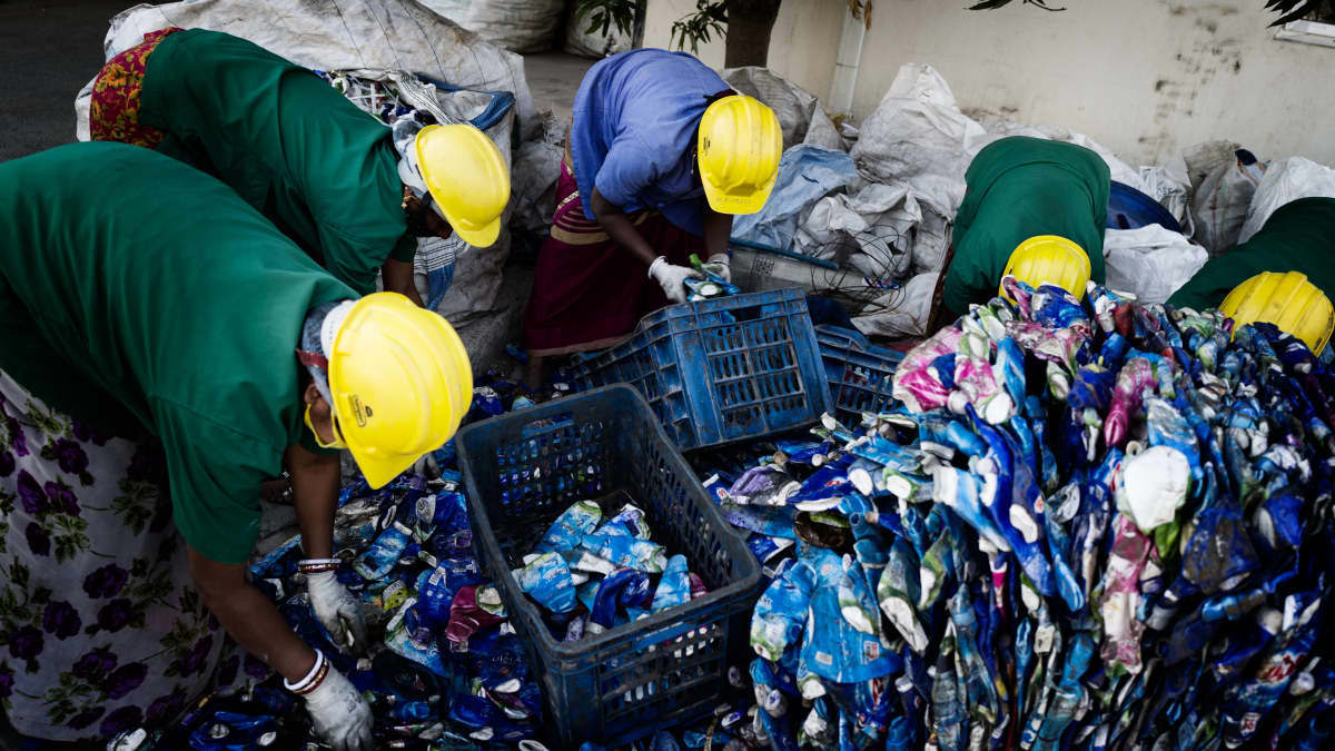 Banyan Nationin työntekijät keräävät jätemuovia kierrätykseen.