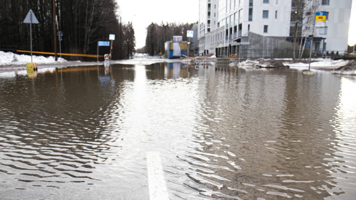 Finnoon metroaseman ohi kulkeva Meritie on suljettu tulvan takia.