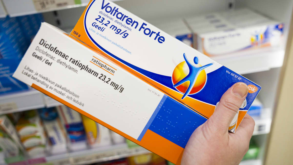 Voltaren forte ja Diclofenac ratiopharm lääkepakkauksia apteekissa.