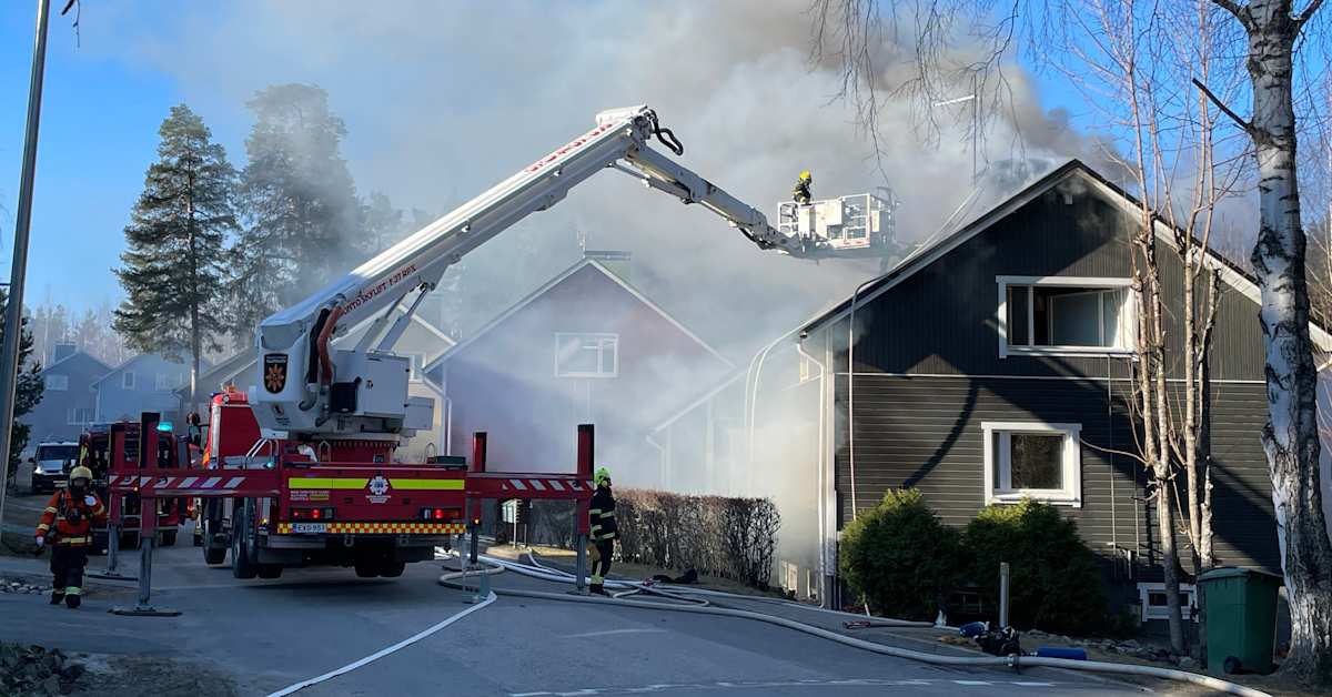 Rintamamiestalo palaa puutaloalueella Kuopion Niiralassa