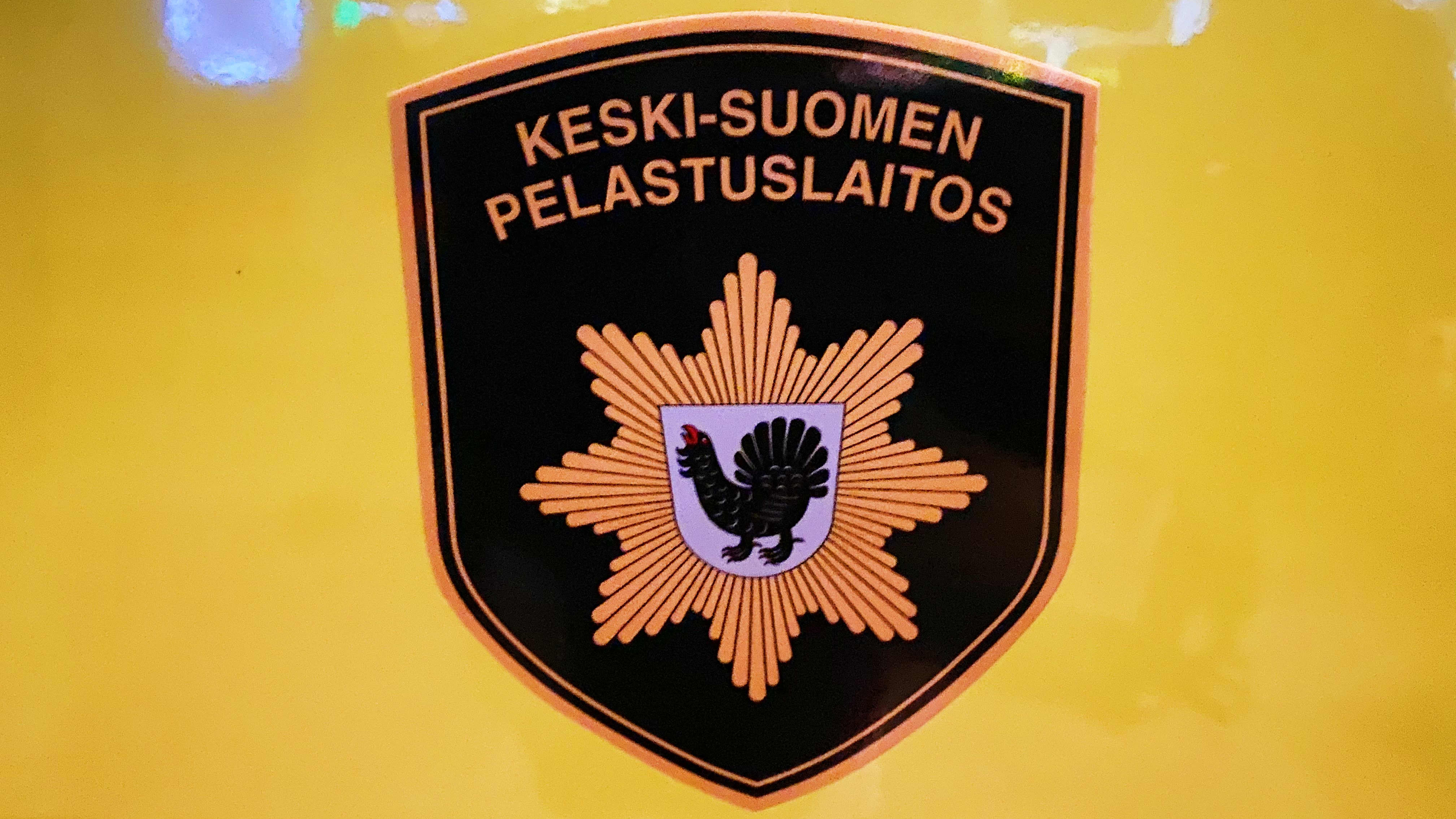 Keski-Suomen pelastuslaitoksen tunnus ambulanssin kyljessä.