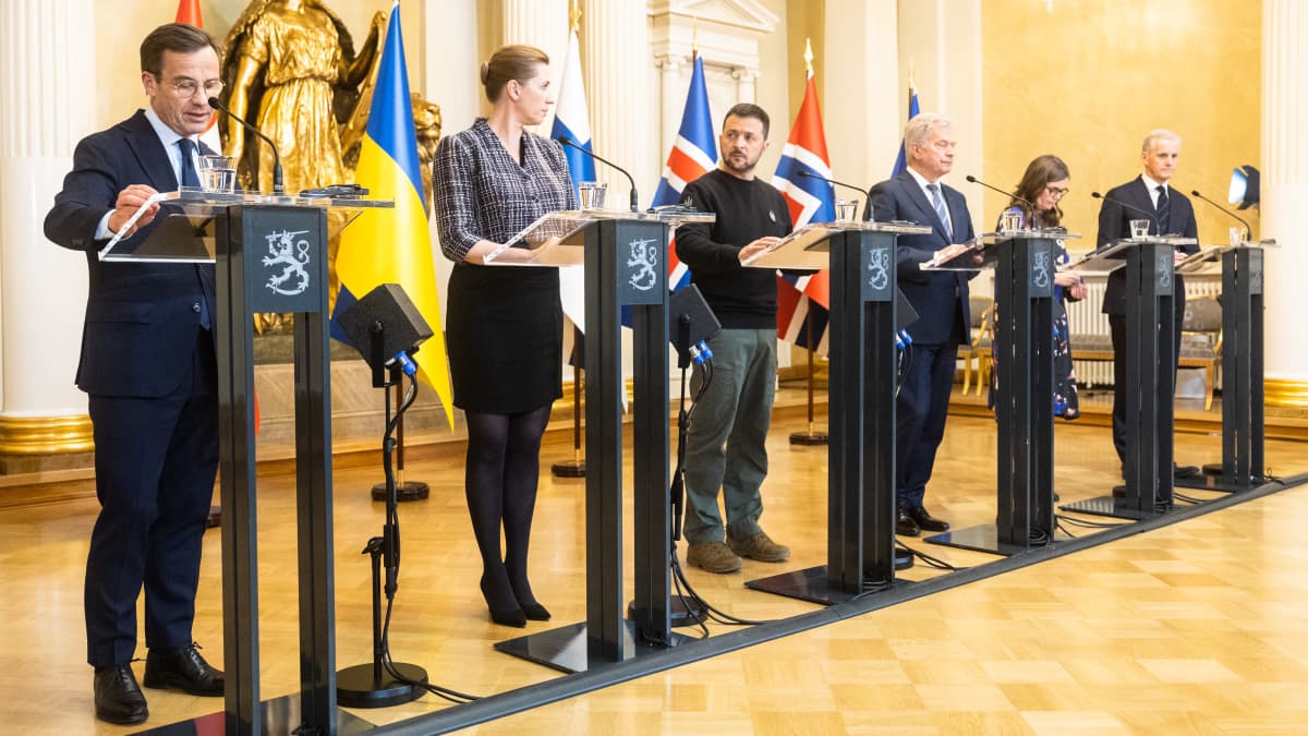  Suomen tasavallan presidentti Sauli Niinistö isännöi Pohjoismaat-Ukraina-huippukokouksen, johon osallistuvat presidentti Niinistön ja Ukrainan presidentti Volodymyr Zelenskyin lisäksi Ruotsin pääministeri Ulf Kristersson (vas.), Tanskan pääministeri Mette Frederiksen, Islannin pääministeri Katrín Jakobsdóttir ja Norjan pääministeri Jonas Gahr Støre (oik.).