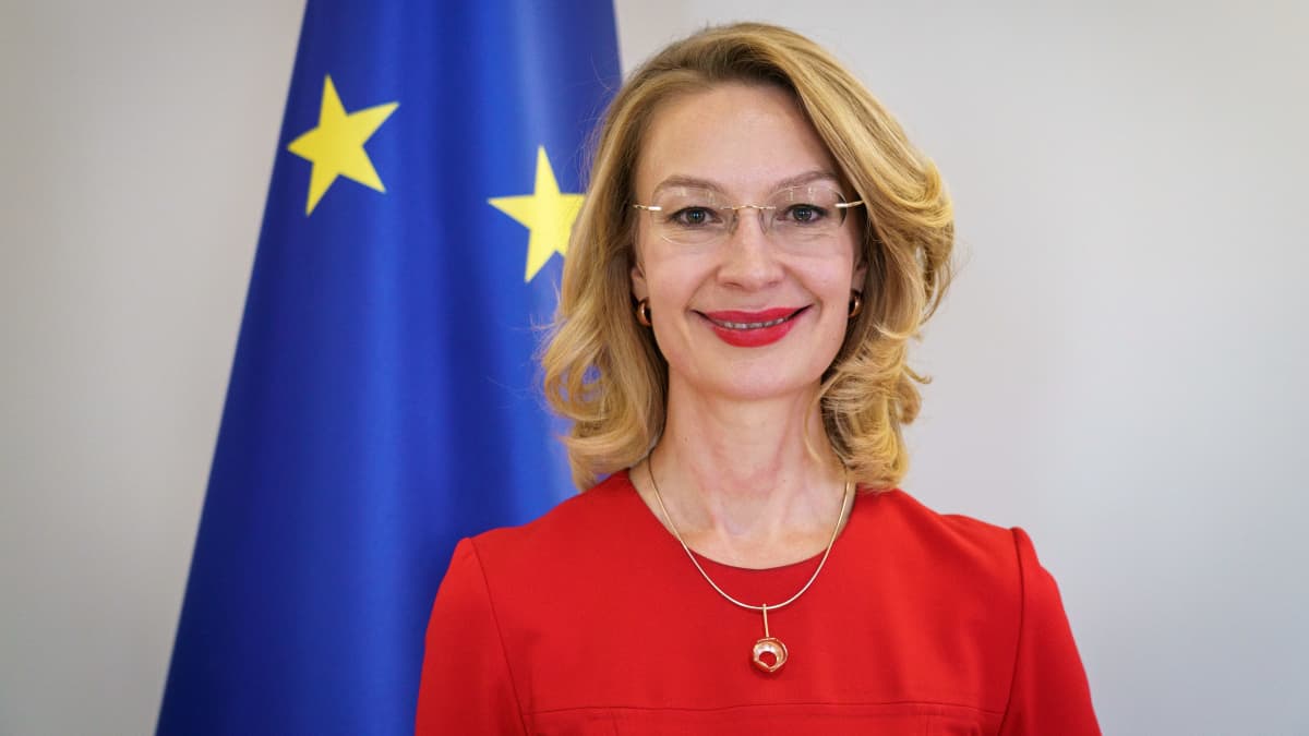 Eurooppa- ja omistajaohjausministeri Tytti Tuppurainen EU-lipun vieressä.