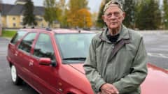 Matti Ikonen (94) nojaa autonsa konepeltiin Puumalan keskustan parkkipaikalla.