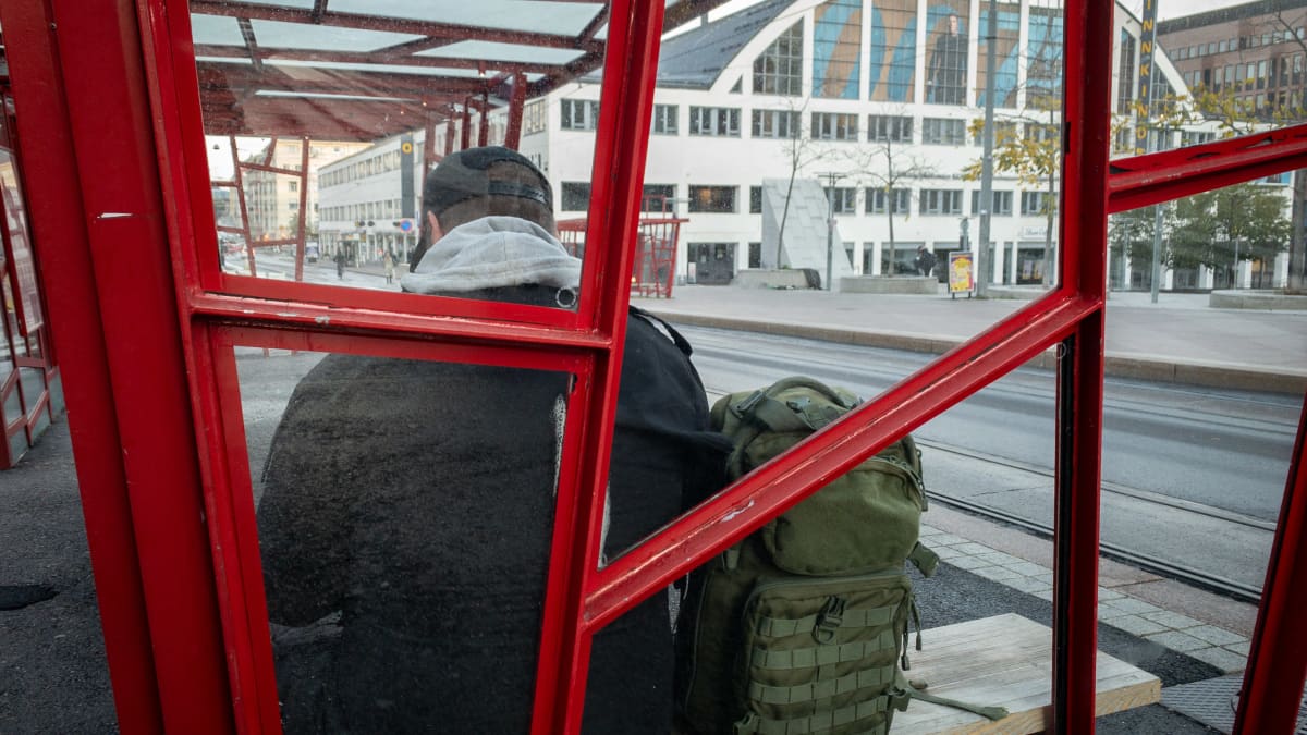 "Roope" viettää aamua bussipysäkillä Fredrikinkadulla. 