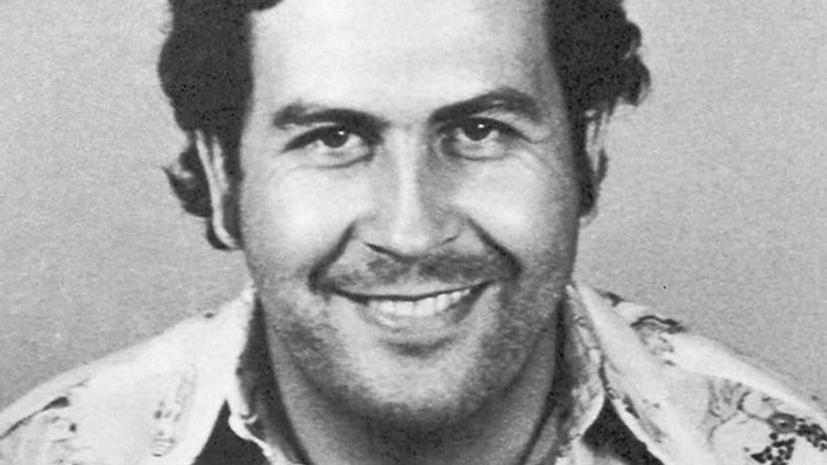Kolumbian kuuluisin huumepomo Pablo Escobar pidätyskuvassa vuonna 1976.