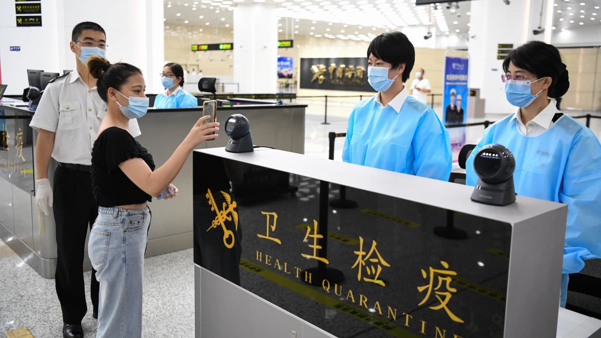 Matkustaja näytti QR-koodia Hengqinin satamassa Zhuhaissa Guangdongissa Kiinassa 18. elokuuta 2020.