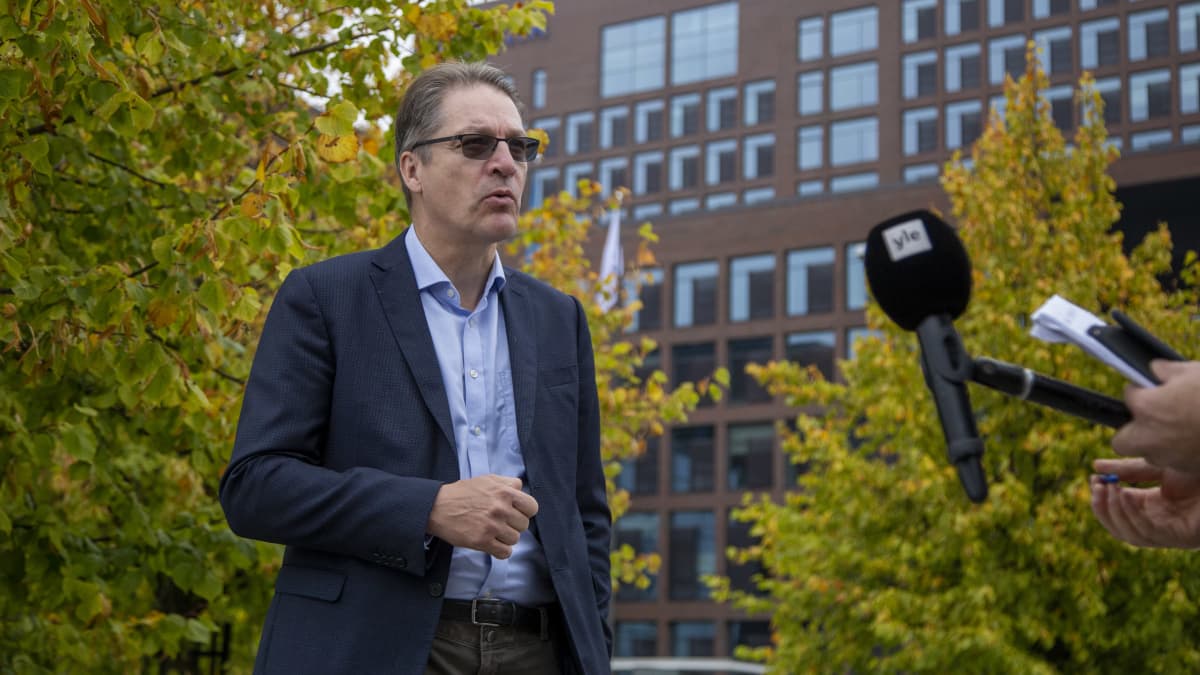 Työeläkevakuutusyhtiö Varman toimitusjohtaja Risto Murto antaa haastattelua pääkonttorin edessä.