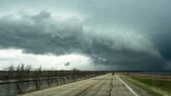 Myrskypilvi työntyy Beardstownin kaupungista pohjoiseen kohti Peoriaa perjantaina 31. maaliskuuta 2023.