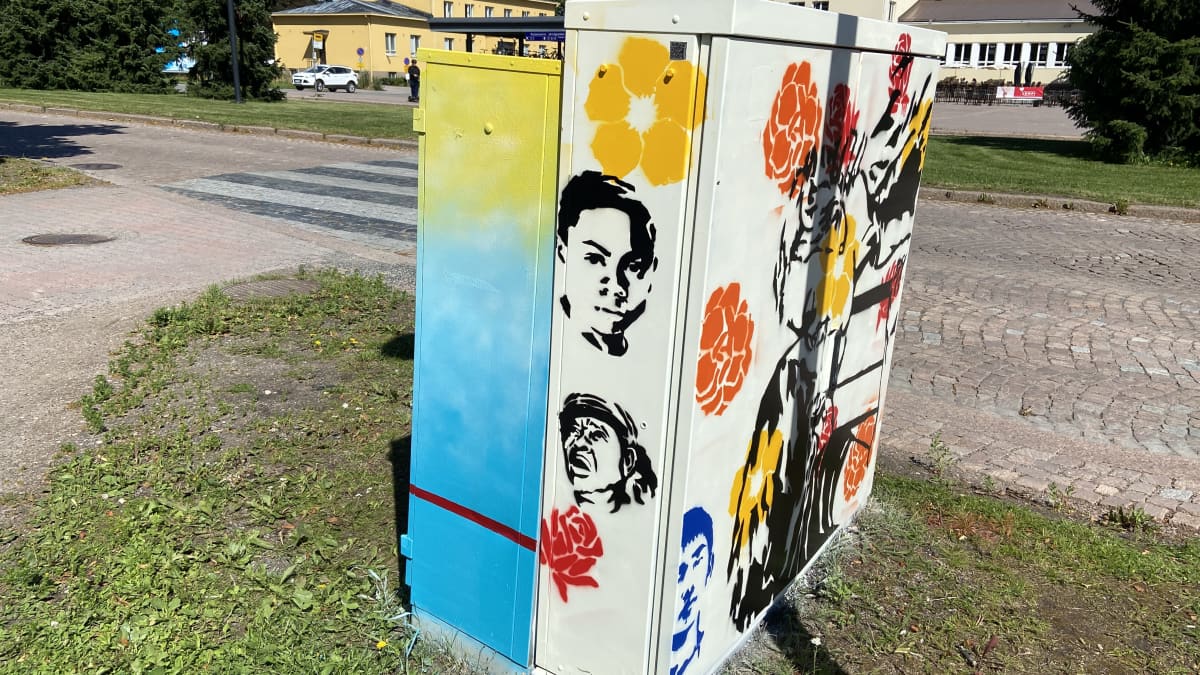 Riihimäellä lähellä matkakeskusta sijaitseva jakokaappi on saanut värikkään maalauksen pintaansa.