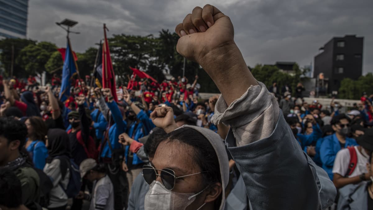Opiskelijat ja ammattiyhdistyksen jäsenet osoittivat mieltään Jakartassa, Indonesiassa 21. huhtikuuta.