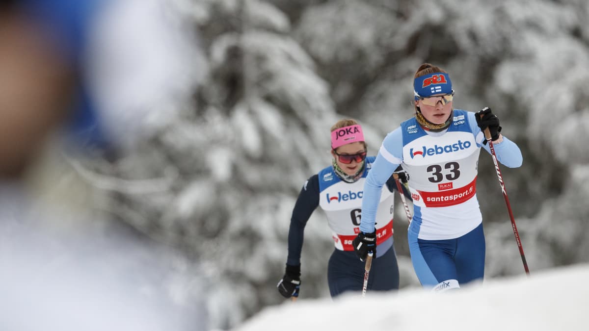 Eevi-Inkeri Tossavainen hiihtää Rukan maailmancupissa 2022.