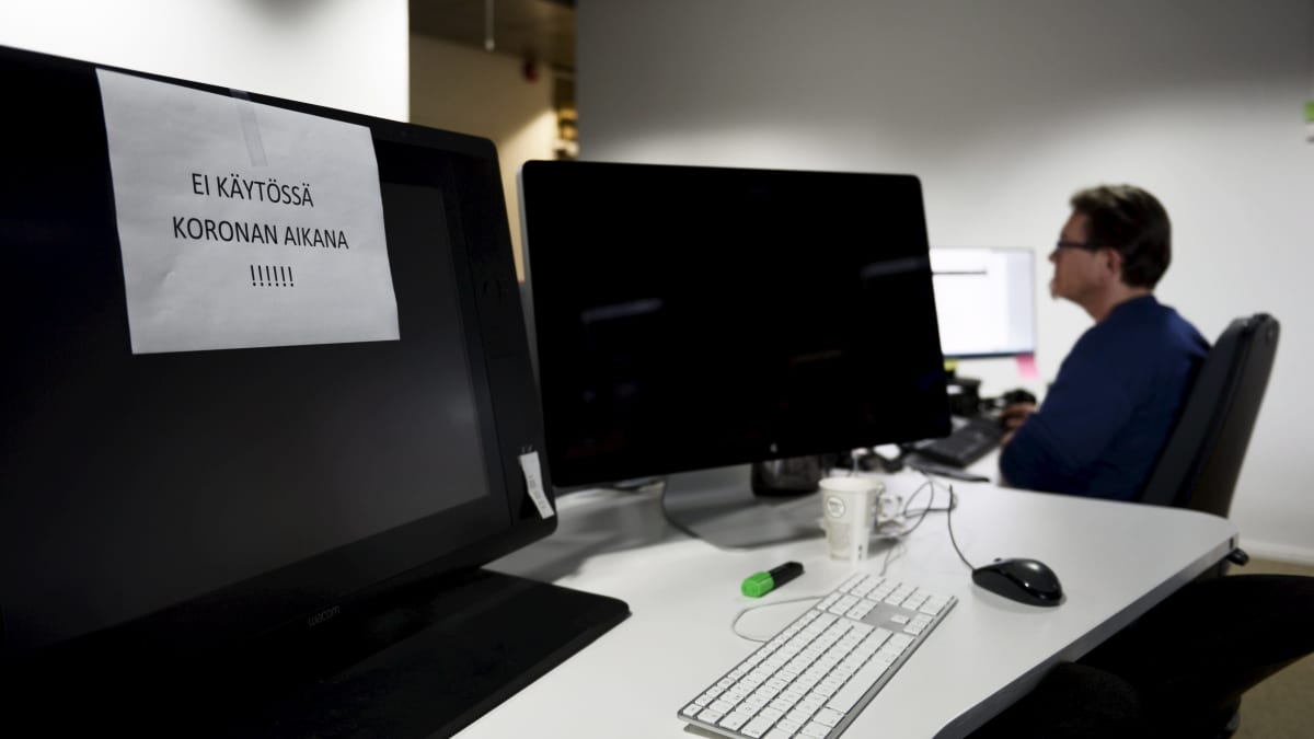 Ei käytössä koronan aikana -lappu tietokoneen näytöllä toimistossa Helsingissä 28. toukokuuta 2020.