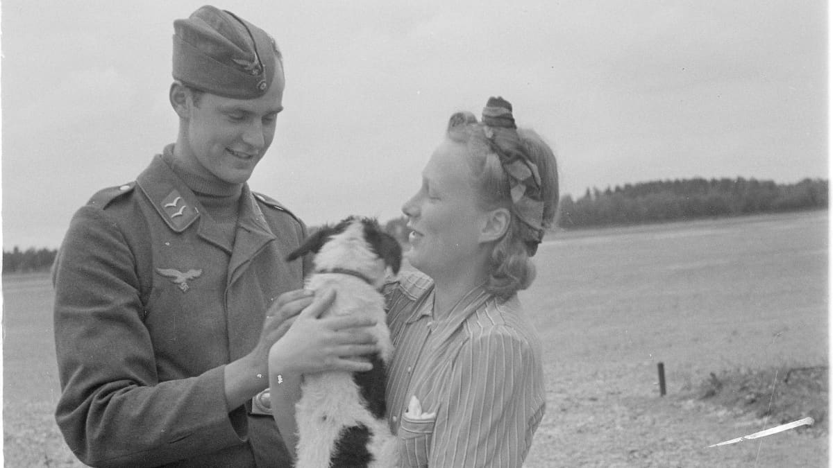 Saksalainen sotilas ja suomalainen neitonen seurustelevat 1941