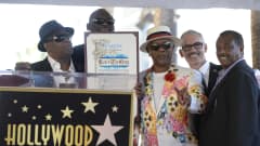 Kool & Gang poseerasi kokonaisuudessaan Hollywoodin Walk of Fame -tähden paljastamistilaisuudessa.