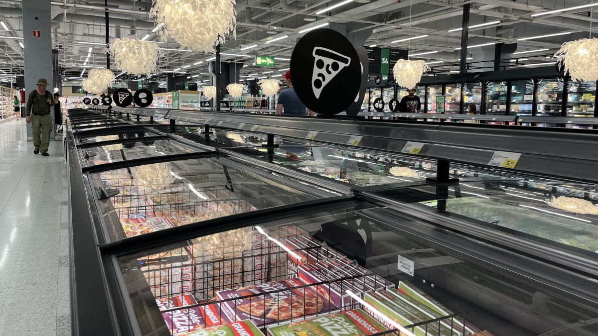Lasikannellisia pakastealtaita Kaaren Prismassa, taustalla näkyy myös pakastekaappeja ja joitakin asiakkaita.